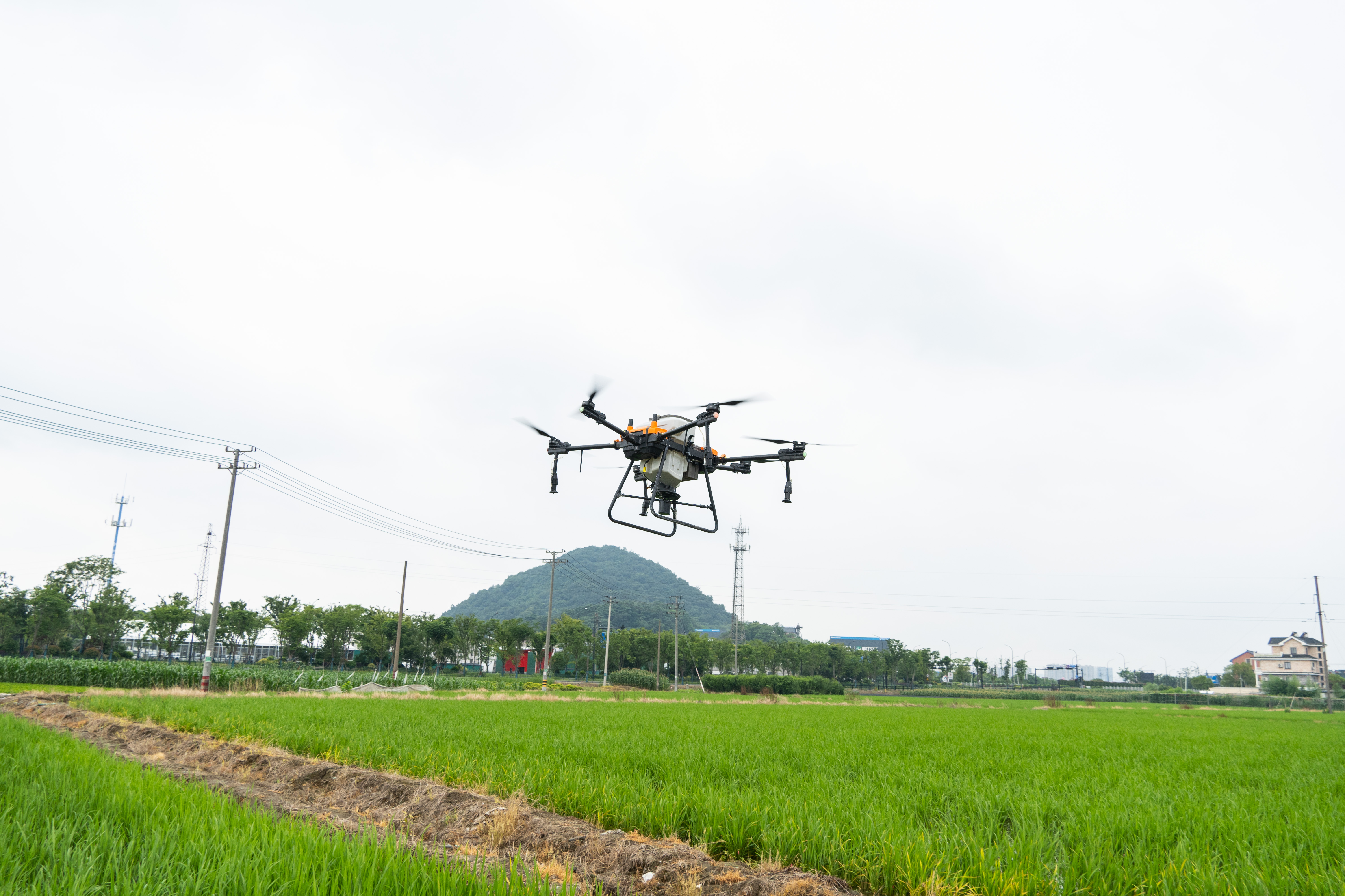 Pulverizador con drones para uso agrícola