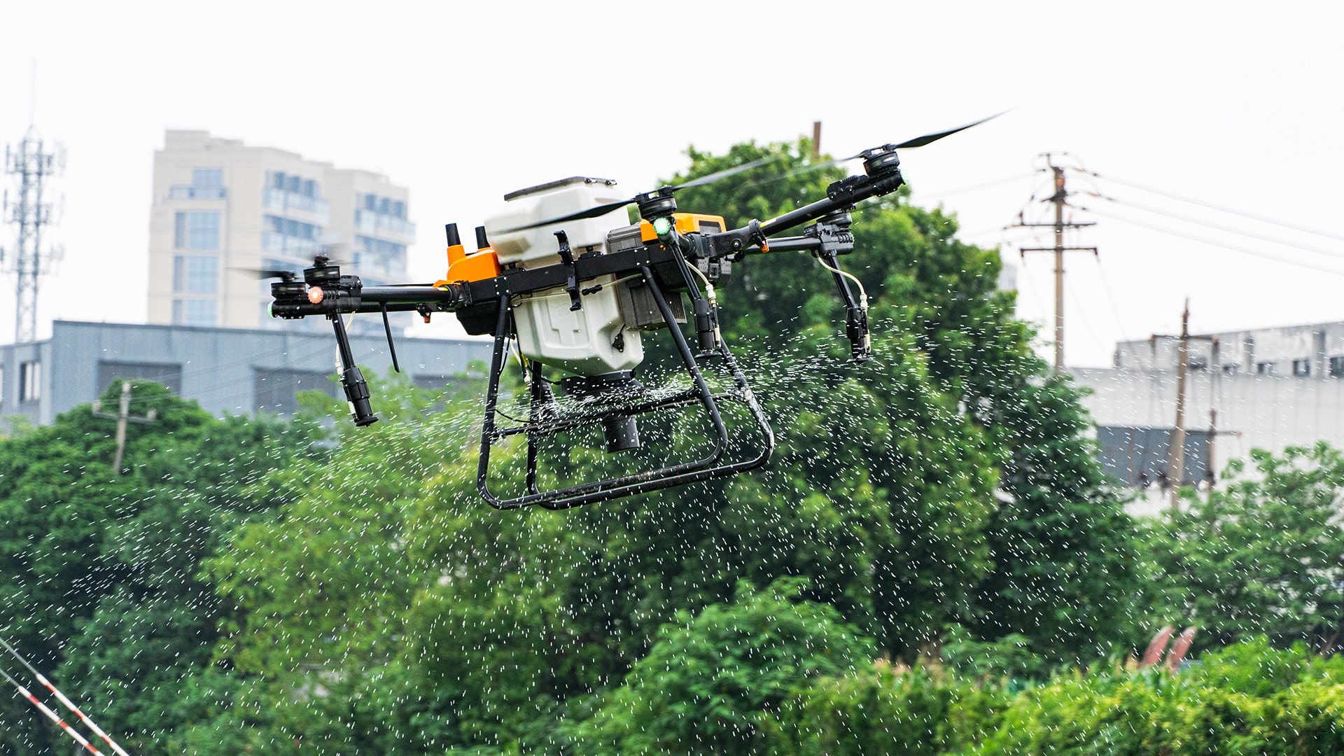 Pulverizador con drones para uso agrícola